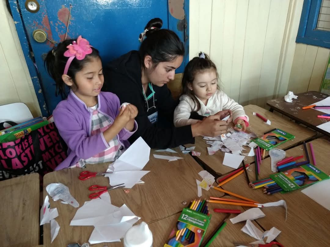 Niños participando en actividades